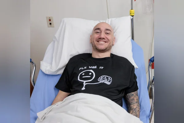 Foto mostra jovem Noland Arbaugh, de 30 anos, foi o primeiro usuário do implante cerebral neuralink, uma tecnologia criada por uma das empresas do multibilionário Elon Musk.