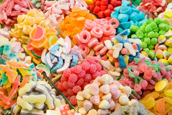 Imagem colorida mostra uma variedade de doces