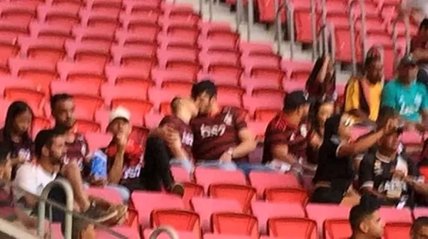 Contra divulgação homofóbica, torcida do Flamengo posta beijo gay