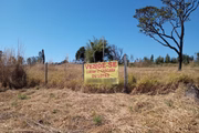Cercas de arame farpado foram colocadas por grileiros às margens de córrego, em zona rural do DF