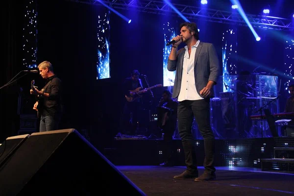 Cantor Léo Chaves quer trazer evento beneficente a Brasília
