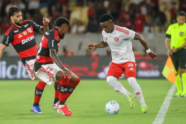 Com um gol em cada tempo, Flamengo e Inter empatam no Brasileirão