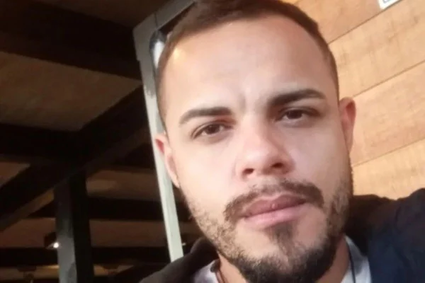 Rafael de Castro Pereira, de 33 anos, foi encontrado nu e morto dentro de seu apartamento na Liberdade. Caso é investigado como latrocínio - Metrópoles