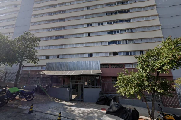 Imagem colorida de prédio onde homem foi encontrado morto