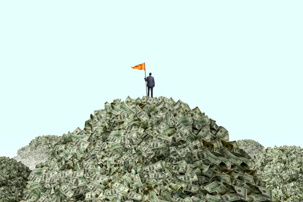 Imagem de homem segurando bandeira no topo de uma "montanha de dinheiro" - Metrópoles