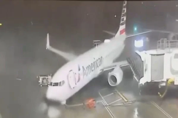 Imagem colorida de avião arrastado pelo vento - Metrópoles