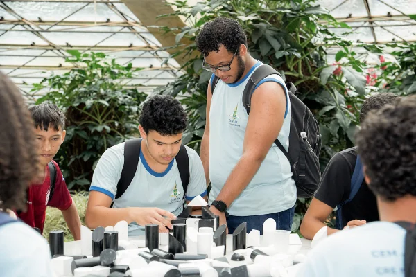 Alunos da Candangolândia visitam mostra de Sergio Camargo no DF