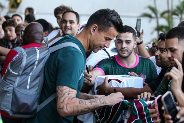 Sampaio Corrêa e Fluminense desembarcam no ES para jogo em Cariacica