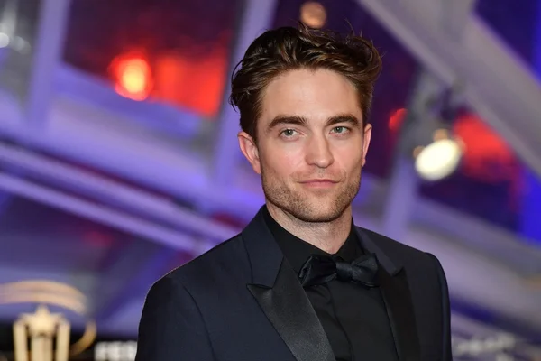 Robert Pattinson reclama que está cansado de se masturbar em filmes