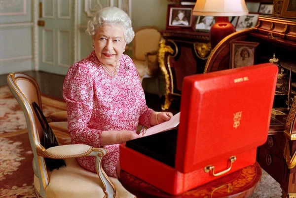 Páscoa: rainha Elizabeth quebra protocolo em discurso emocionante