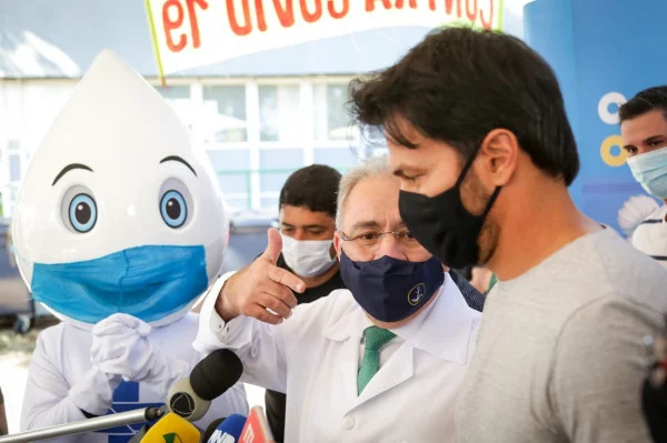 Bolsonaro “está bem e totalmente medicado”, diz ministro das Comunicações