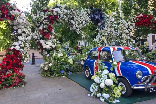 Carro pintado no tema da bandeira do Reino Unido no meio de flores para Jubileu da Rainha, Londres - Metrópoles