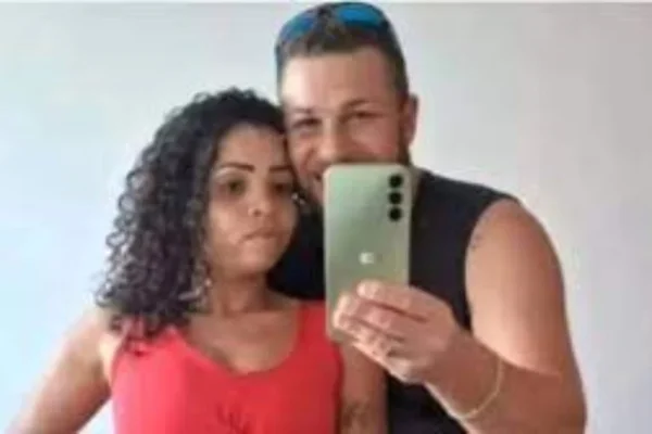 Imagem colorida do casal - Metrópoles