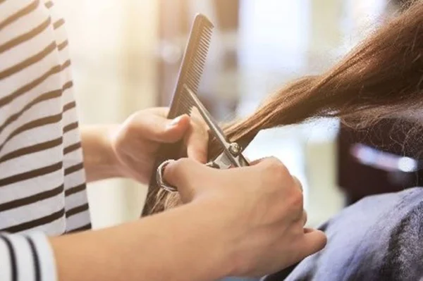 Cabelo de mulher cai com progressiva e marido agride cabeleireiro