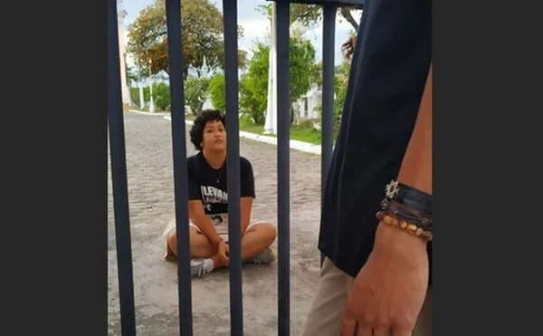 Jovem fica presa em cemitério após visitar “Mulher da Capa Preta”