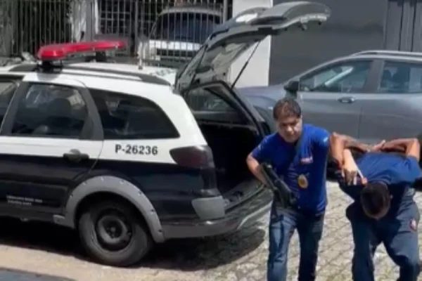 Imagem colorida de homem preso. Metrópoles