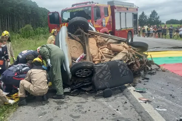 Imagem colorida - bombeiros fazem socorro em acidente de carro no Paraná