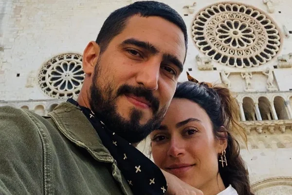 Renato Góes faz surpresa para Thaila Ayala em 1 mês de casamento