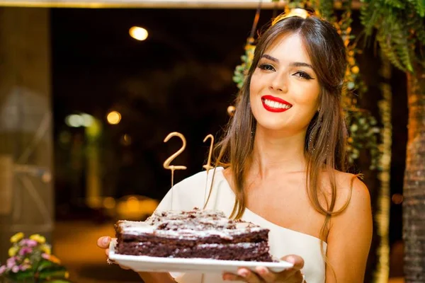 Modelo Rafa Amaral celebra seus 21 anos cercada por amigos