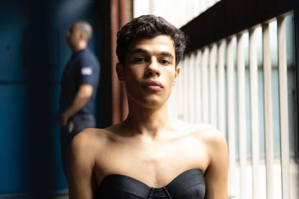 Foto de João Pedro Mariano caracterizado como Duda em Tremembé (2025)
