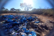 Fiscais do DF Legal encontram documentos que ligam rede de supermercados a descarte irregular no Refúgio de Vida Silvestre Gatumé. Fiscais do DF Legal encontram documentos que ligam rede de supermercados a descarte irregular no Refúgio de Vida Silvestre Gatumé.