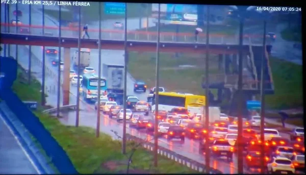 Engavetamento de quatro carros deixa trânsito engarrafado na Epia