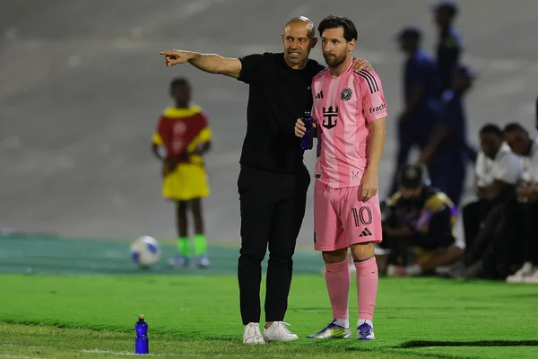 Foto colorida de Mascherano ao lado de Messi - Metrópoles