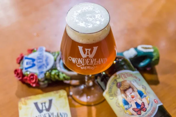 Cerveja inspirada em Alice no País das Maravilhas chega a Brasília