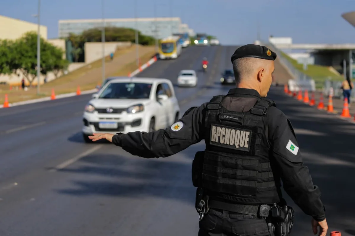 O porta-voz da Polícia Militar do Distrito Federal (PMDF), Raphael Broocke destacou também que o trânsito segue normal, mas qualquer movimentação de manifestantes pode causar interdição da via O porta-voz da Polícia Militar do Distrito Federal (PMDF), Raphael Broocke destacou também que o trânsito segue normal, mas qualquer movimentação de manifestantes pode causar interdição da via