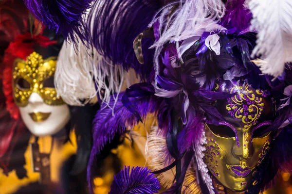 foto colorida de máscaras de carnaval - metrópoles