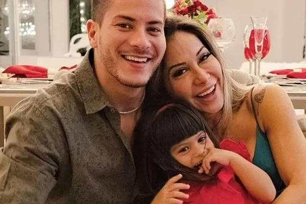 Maíra Cardi nega que filha com Arthur Aguiar seja fruto de uma traição