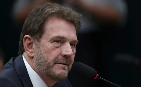Fotografia colorida mostra o deputado federal Alberto Mourão (MDB-SP), de perfil, em frente a um microfone, durante sessão na Câmara dos Deputados - Metrópoles