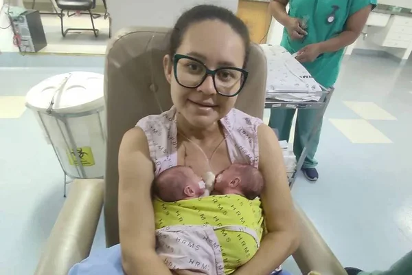 Mulher é abandonada pelo namorado ao revelar gravidez de trigêmeos: “Nunca voltou”