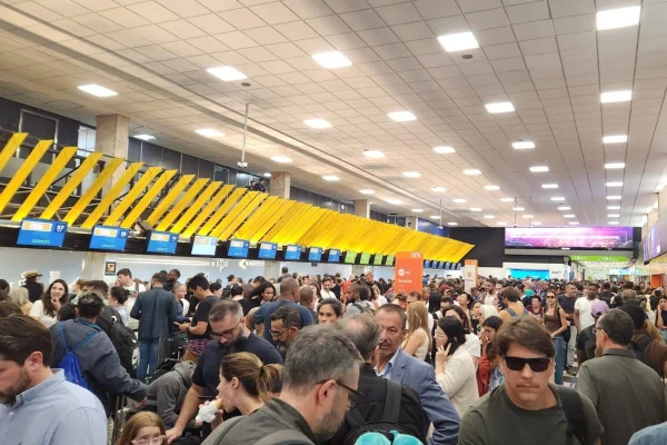 Imagem colorida mostra filas no Aeroporto de Congonhas após cancelamentos por vendaval. Metrópoles