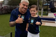 DJ Buarque e Kaleb posam com a blusa da Seleção Brasileira DJ Buarque e Kaleb posam com a blusa da Seleção Brasileira
