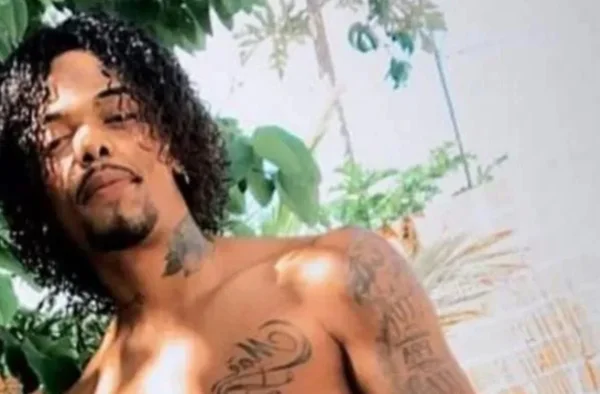 homem tatuado