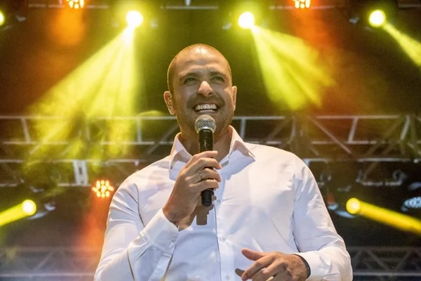 Diogo Nogueira aparece em fotos ao lado da nova mulher