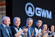 Presidente Lula ao lado de empresários chineses durante inauguração da fábrica da montadora chinesa GWM, em Iracemápolis, no interior de São Paulo