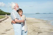 <b>Ella e John.</b> O casal de aposentados Ella (Helen Mirren) e John (Donald Sutherland) decide fazer uma última viagem pelo país juntos. Ambos embarcam numa aventura de Boston a The Ernest Hemingway Home, em Key West <b>Ella e John.</b> O casal de aposentados Ella (Helen Mirren) e John (Donald Sutherland) decide fazer uma última viagem pelo país juntos. Ambos embarcam numa aventura de Boston a The Ernest Hemingway Home, em Key West
