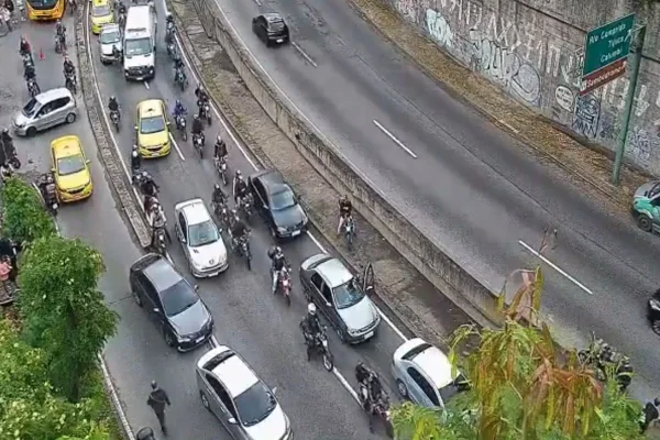 Imagem colorida, Incêndio atinge ônibus e interdita Tunel Rebouças no Rio de Janeiro- Metrópoles