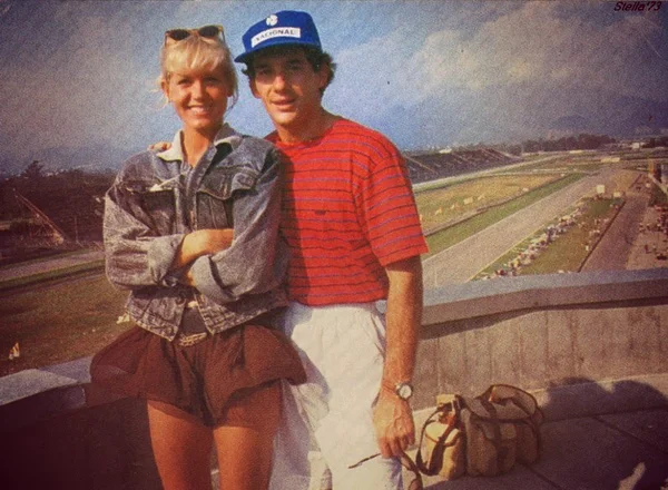 Foto colorida de Xuxa e Ayrton Senna jovens e abraçados - metrópoles