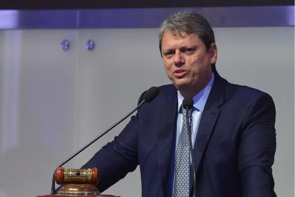 Inquérito policial foi aberto para apurar o uso indevido de IA na falsificação da voz de Tarcísio de Freitas. Vídeo falso pedia dinheiro - Metrópoles