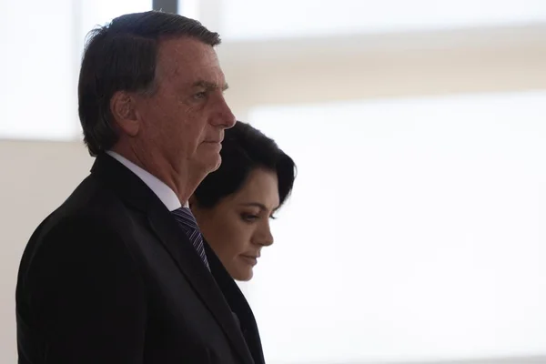 O presidente Bolsonaro e a primeira-dama Michelle descem rampa do Planalto em cerimônia realizada para promoção de Oficiais-Generais - Metrópoles