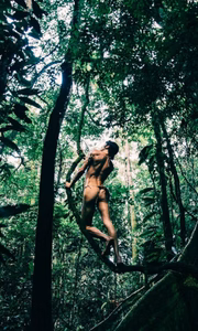 Jesuita Barbosa postou fotos ousadas no Instagram.
