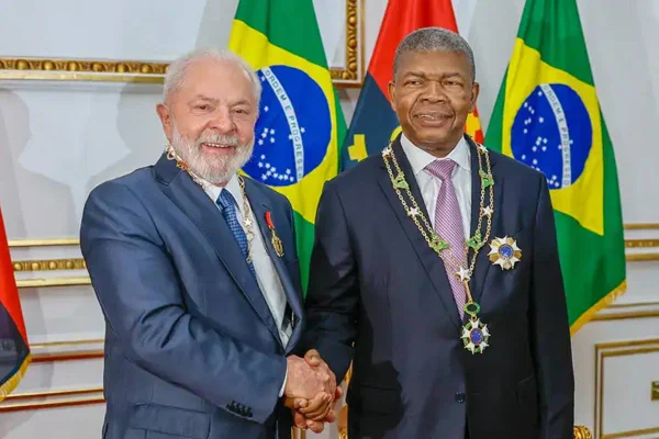 Foto colorida do presidente Lula e do presidente de Angola, João Lourenço - Metrópoles