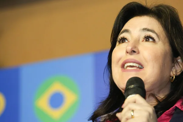 Tebet compara Lula a Pelé, ataca Bolsonaro e apela por queda dos juros