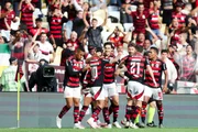 Jogadores do Flamengo comemorando gol diante do Palmeiras no Maracanã