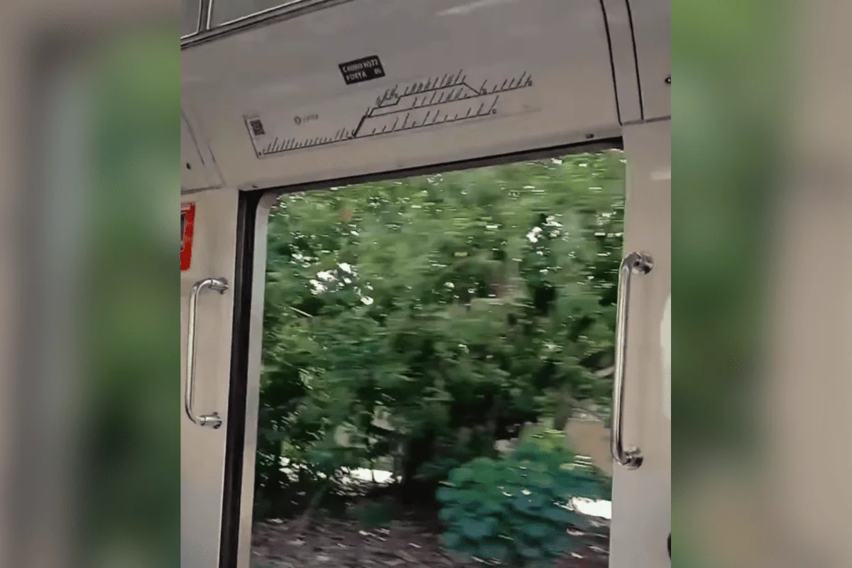 Trem da Linha 10-Turquesa circula com portas abertas na CPTM