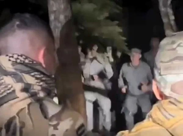 Captura de tela de vídeo com policiais militares cantando - Metrópoles