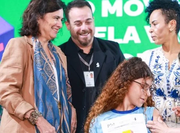 Foto colorida da ministra da Saúde Nísia Trindade durante lançamento de campanha de vacina nas escolas - Metrópoles